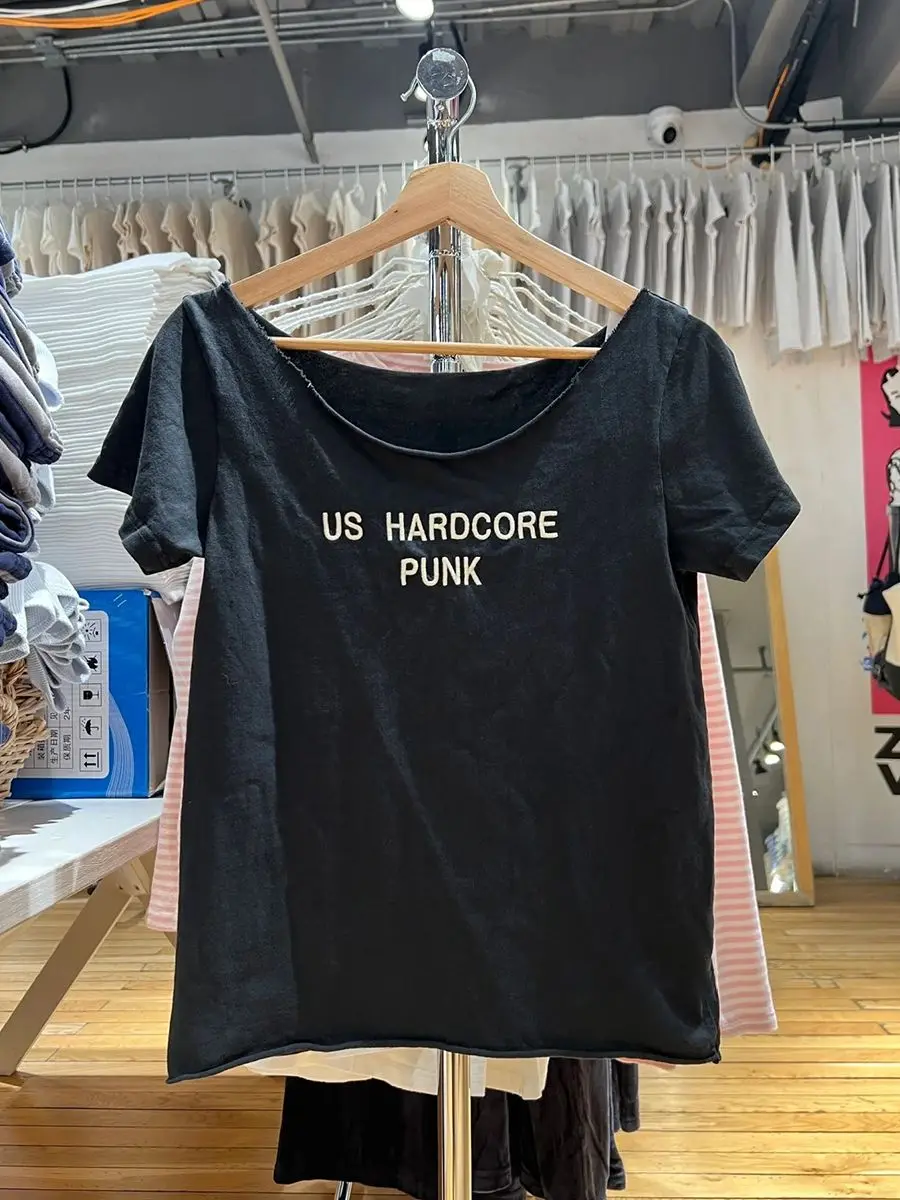 

Letter Embroidery Black T-shirt Women Raw Hem Slash Neck Short Sleeve Tee Shirts Streetwear Vintage Cotton Slim Y2k Tops T Shirt