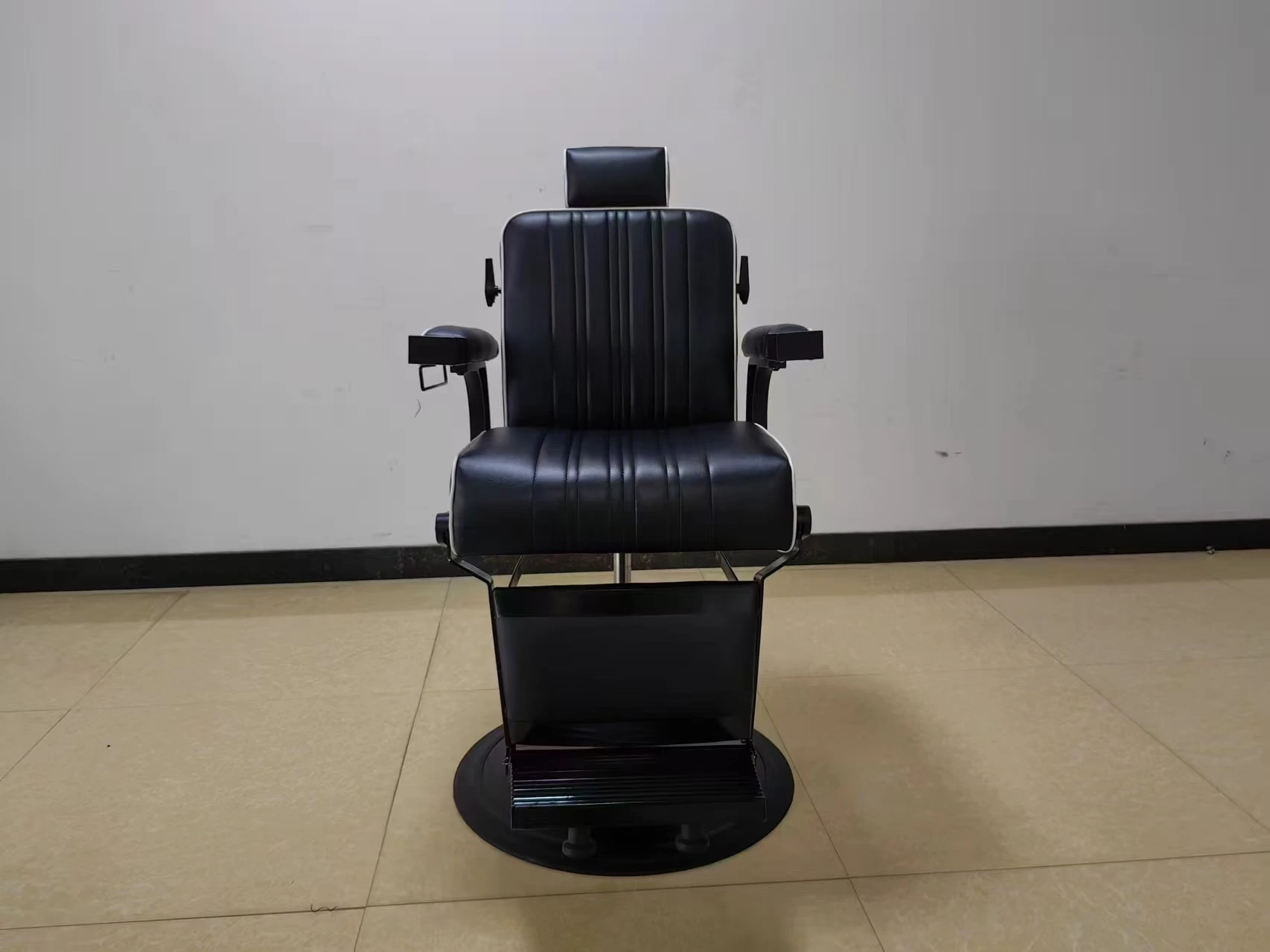 Luxury Retro Salon Hairdressing Barber Chair Hydraulic Hair Cutting Reclining Grooming Massage Leather Furniture For Gym Use