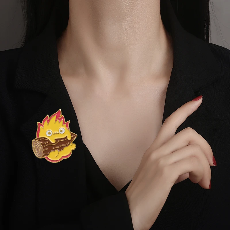 Broches esmaltados de Calcifer divertidos, alfileres de solapa de Anime japonés personalizados, insignia de elfo de fuego para hebilla de bolso, joyería Howl, regalo para amigos