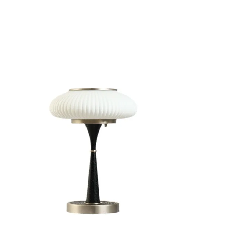 

New solid wood table lamp, living room American retro high-end ornament, bedroom bedside table