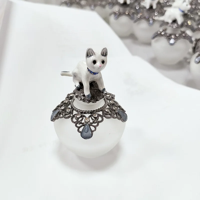 20pcs 40ml Animal White Cat Style Frosted Metal Perfume Bottle Empty Glass Essential Oil Refillable Decorative Attar Bottles