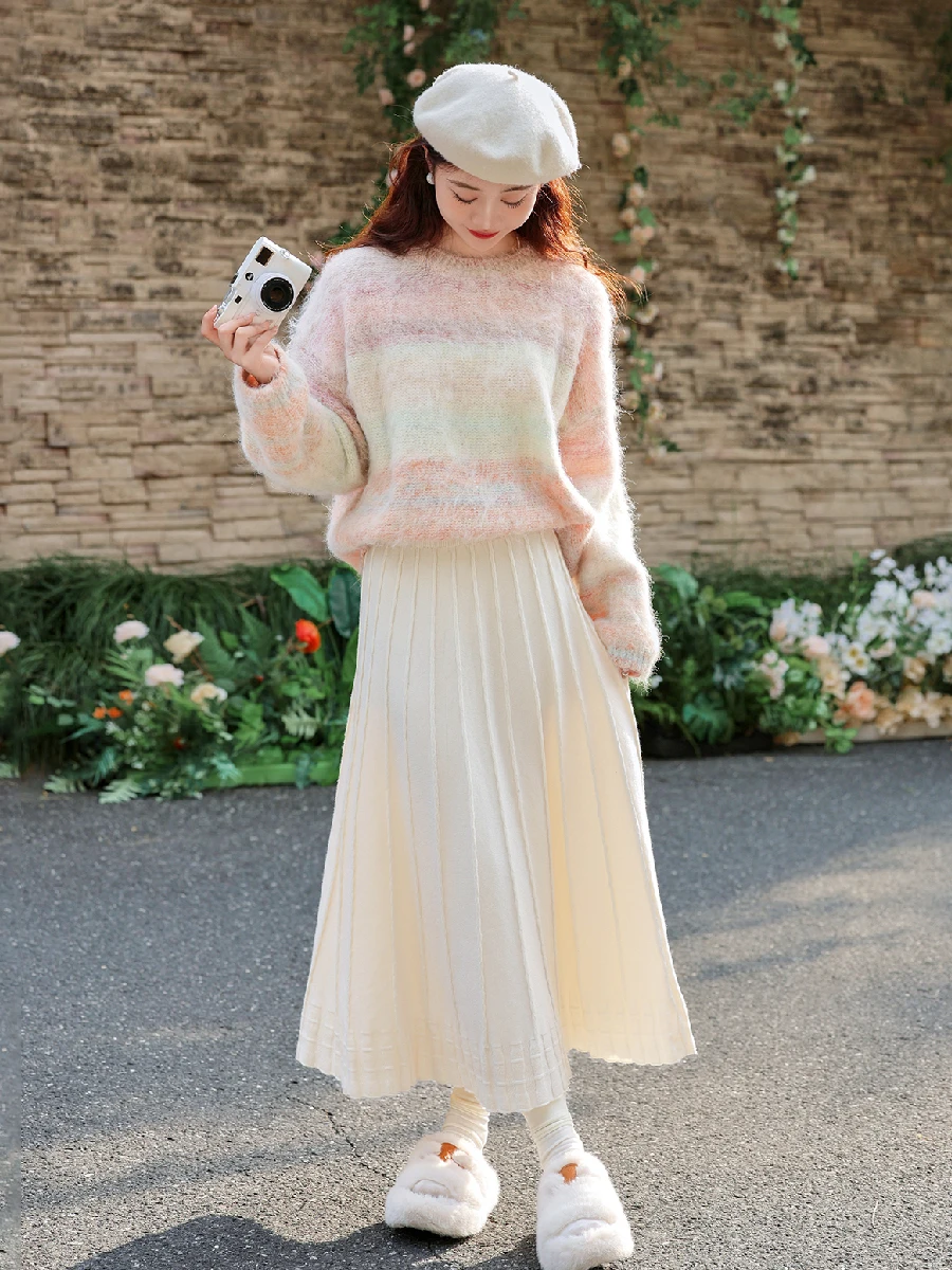 

Модный женский комплект из двух предметов: вязаная юбка миди с высокой талией в полоску и свитер с круглым вырезом