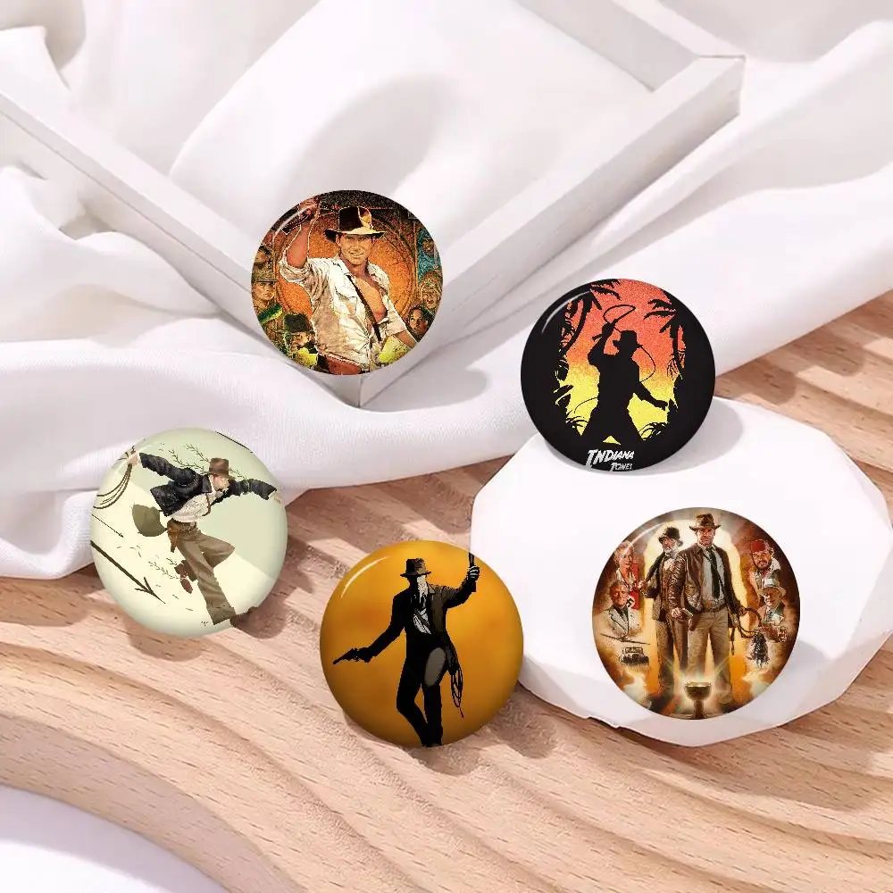 Pin de botón de anime de la película Indiana Jones, broche hecho a mano para ropa, insignia de dibujos animados, decoración para mochila, accesorios de joyería