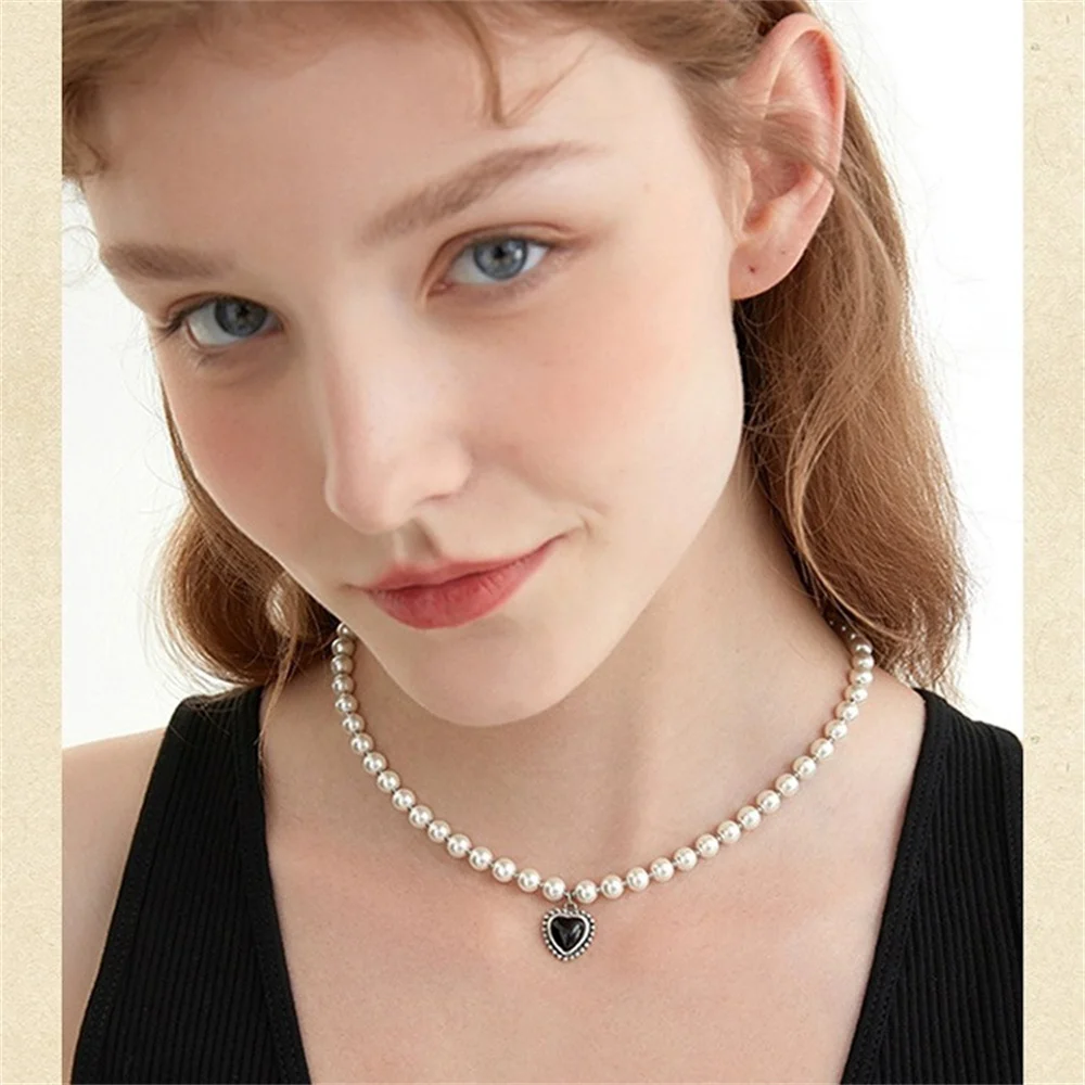 Französische Retro-Imitationsperlenkette Choker Trendige Schwarze Acryl-Liebesanhänger-Halskette Elegante Modeaccessoires Damenschmuck – Detail 1