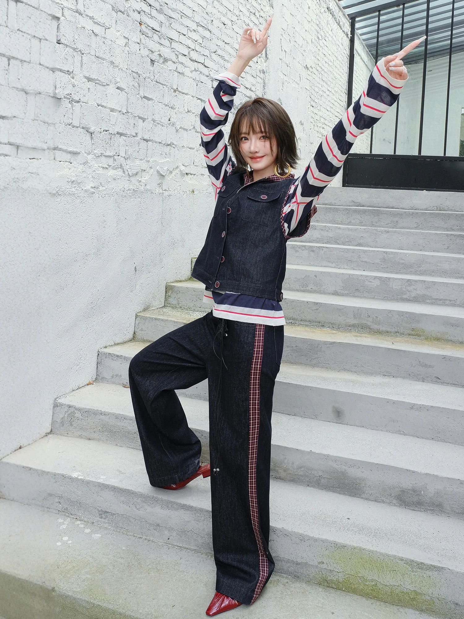 

Комплект MIUCO: джинсовый жилет с капюшоном в клетку и свободные прямые брюки с высокой талией — повседневный стиль