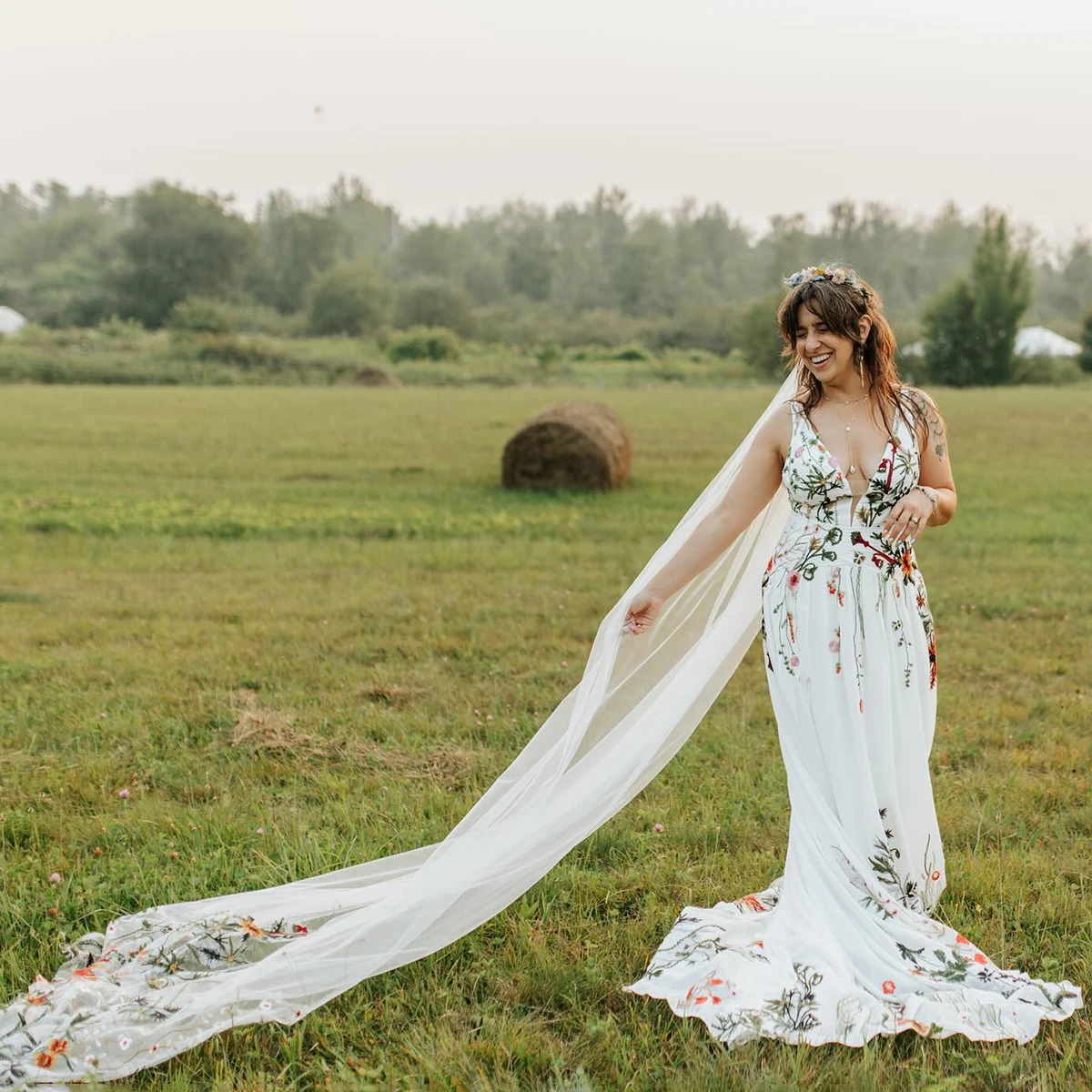 Wildflowers Embroidery 2.5 Meters Wedding Veils One Tier Soft Tulle Customized Colorful Boho Lace Accessory Veil with Comb