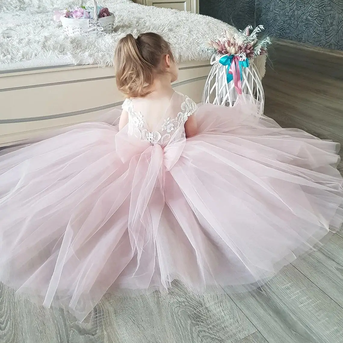 

Glitter Puffy Lace Flower Girl Princess Dress With Bow Crystal Scoop Evening Prom Dress Nude Ruffles Sleeveless Girl Wear