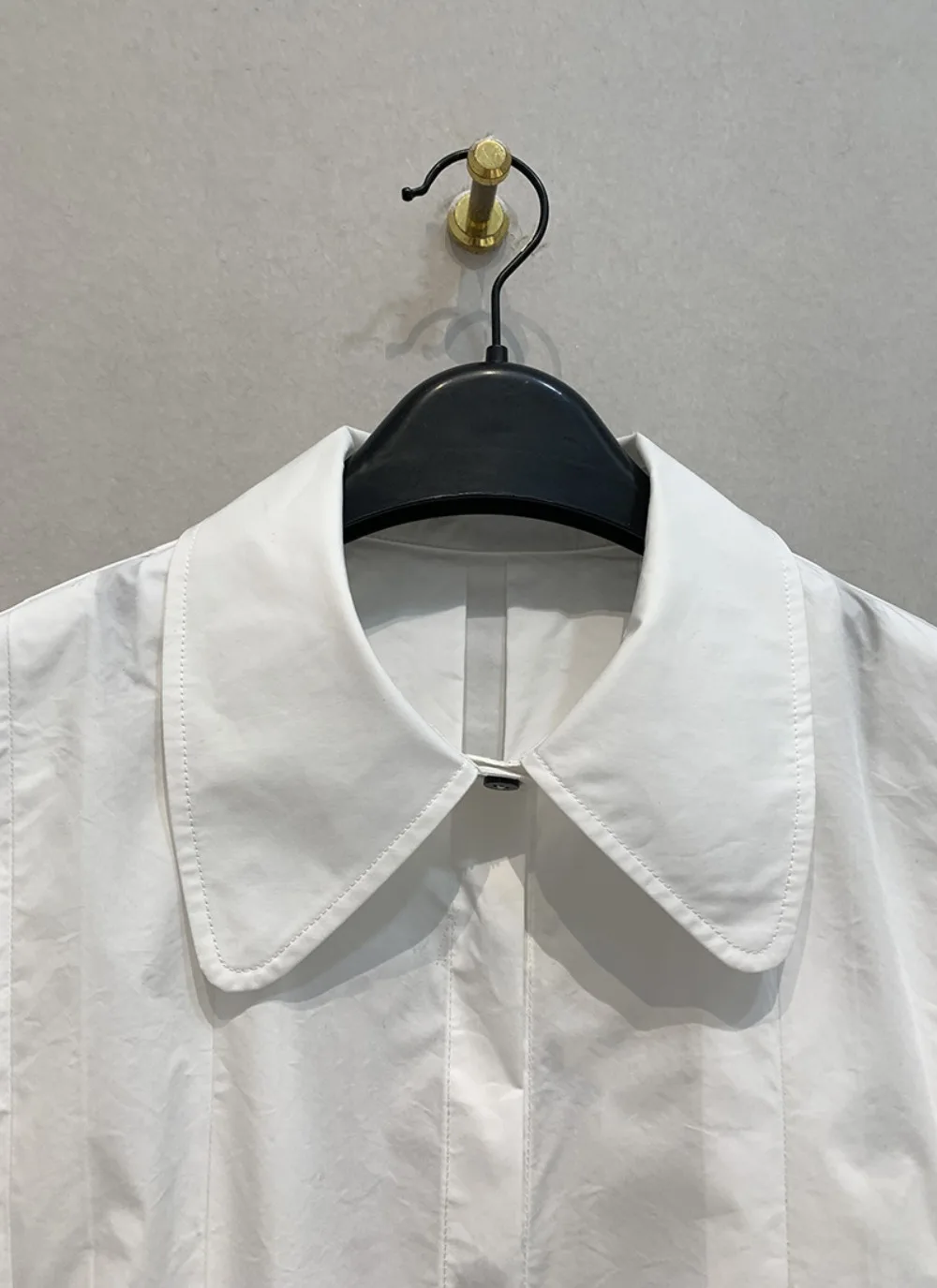 トレンドの売れ筋プレミアムオフィスレディドレス、シンプルで若々しく見える、ゆったりとしたスリムなワンピース、傘のようなプリーツ、大きなスイング、新作ローブ