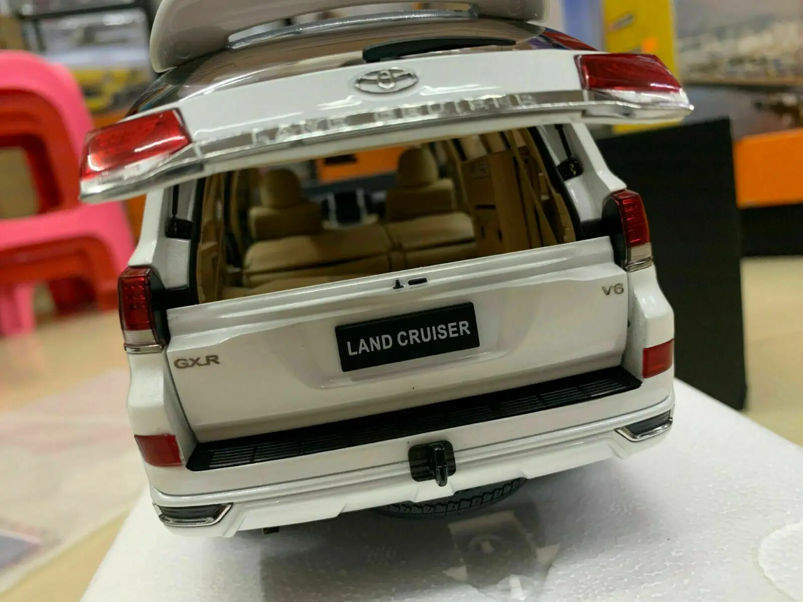 Keng Fai Land Cruiser White Edition 1:18 High-Quality SUV Left Rudder