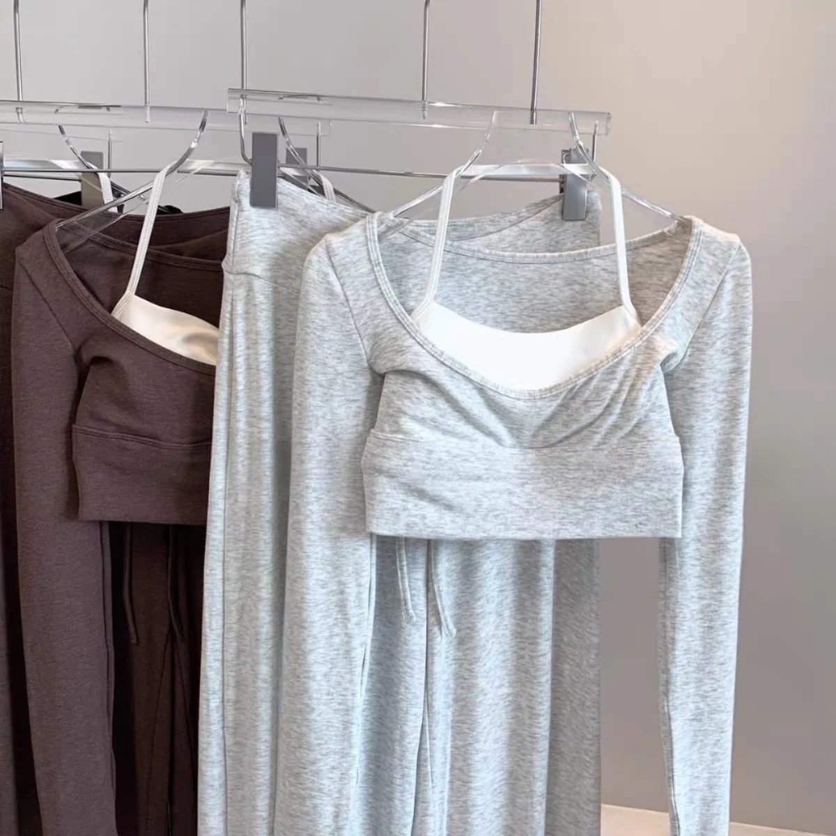 Damen Yoga-Top mit eckigem Ausschnitt, langen Ärmeln, integriertem BH, „Naked-Feeling“, Kontrastfarben, schmaler Passform, atmungsaktiv, Fitness-Workout-Crop-Top – Detail 6