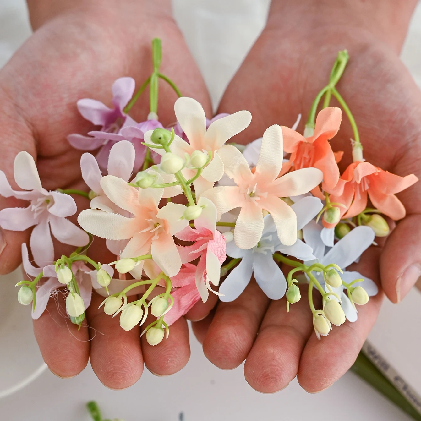 50/100 Stück Künstliche Blumen Günstige Seidenblumen für Zuhause, Hochzeit, Kranz, Dekoration, Weihnachtsbaum, DIY-Geschenke, Süßigkeitenbox, Scrapbooking, Basteln – Detail 6