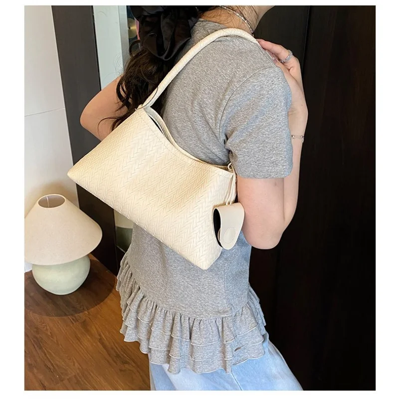 

Fashionable Women's Crossbody-Bag Made Of Leaf-Patterned Leather With Paris Elegant Daily Look​