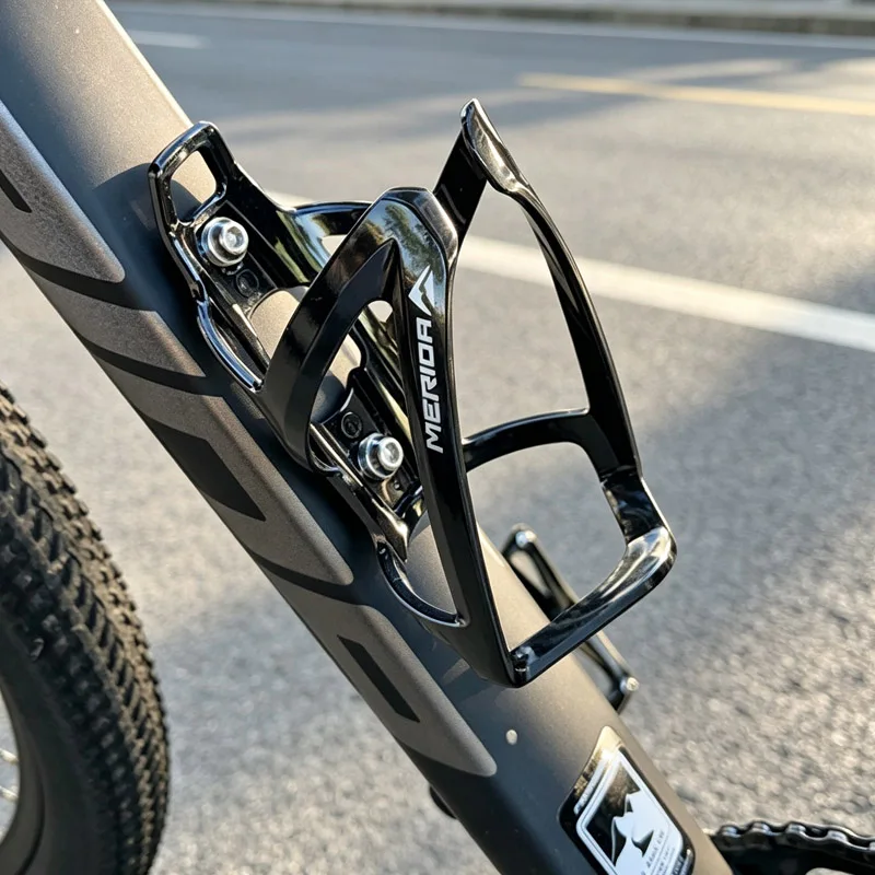 Portabotellas para bicicleta Merida, para bicicletas de montaña y de carretera, soporte para botellas de agua, diseño bicolor, accesorio y equipo para ciclismo.