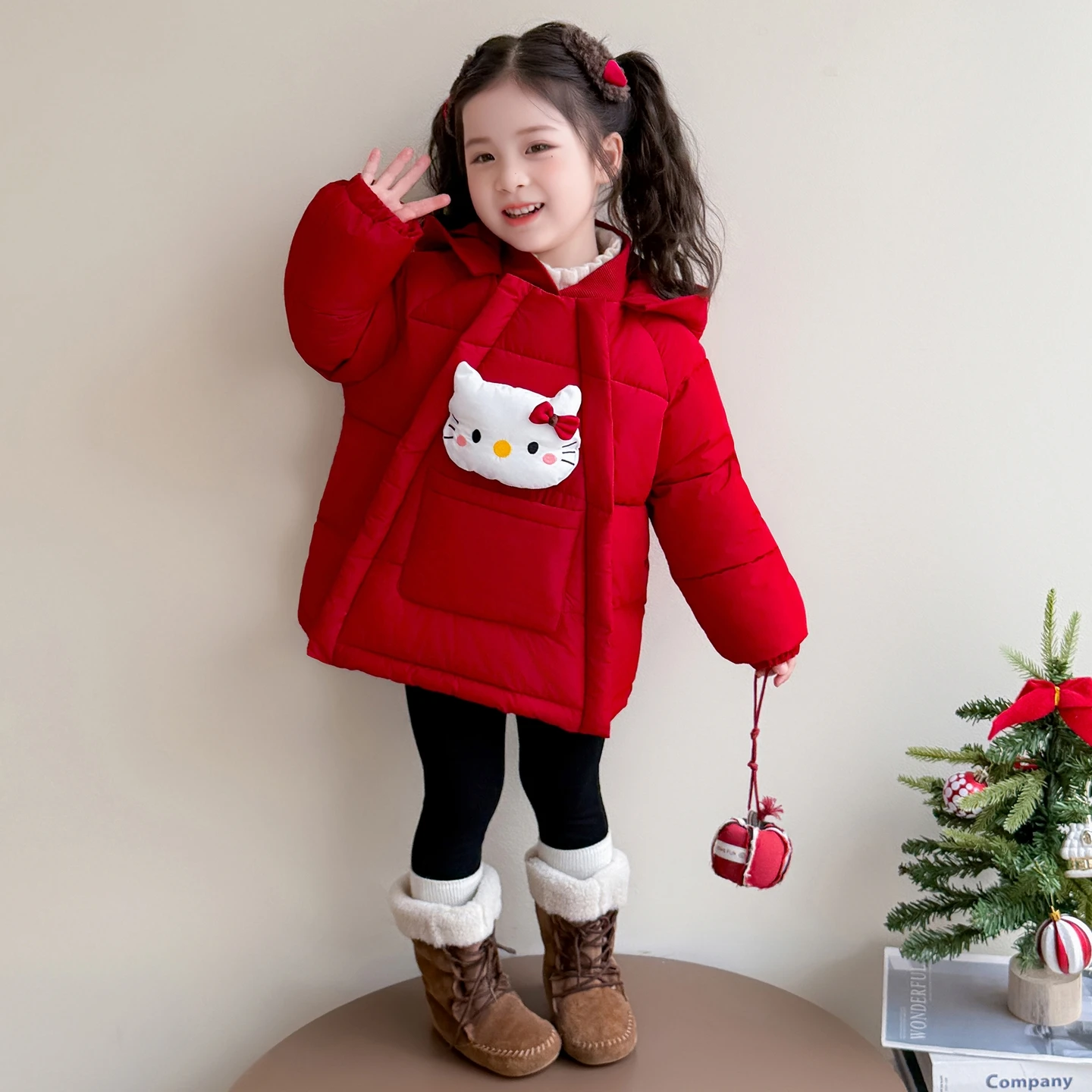 

Хлопковое пальто с капюшоном и милыми мультяшными кошками для девочек, зимняя новая утепленная теплая верхняя одежда с длинными рукавами, корейская модная красная куртка-пуховик