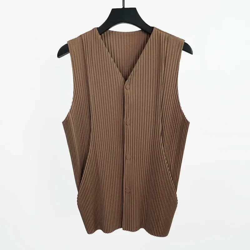 

Pleats 2024 Pleated New Men's Waistcoat Pleated Buckle Vest Summer New Business Casual Versatile Men's Clothing