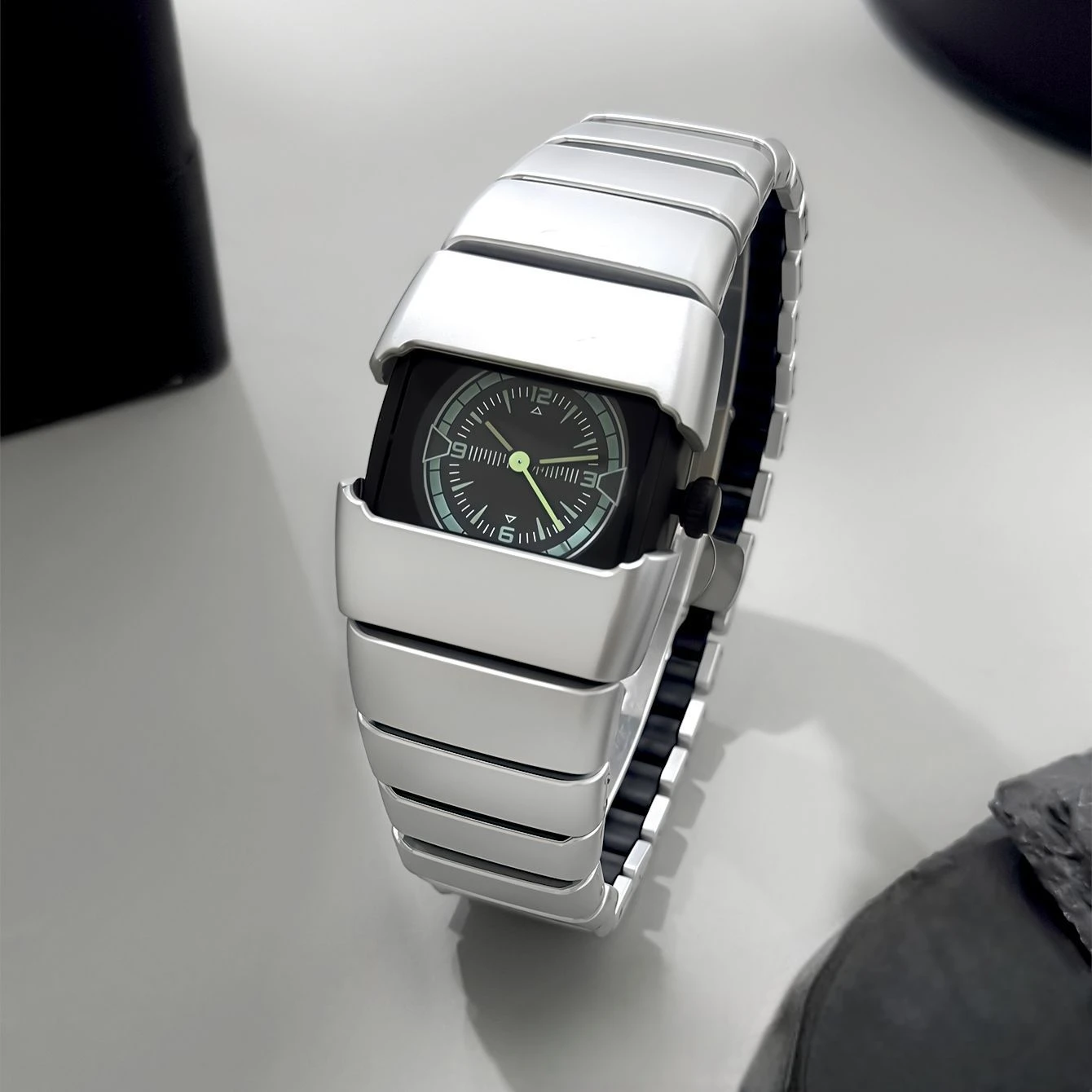 2025 ساعة عصرية بنمط إبداعي بتصميم فريد من نوعه كوارتز ساعة رجالية بنمط رياضي مصنوعة من مادة بلاستيكية