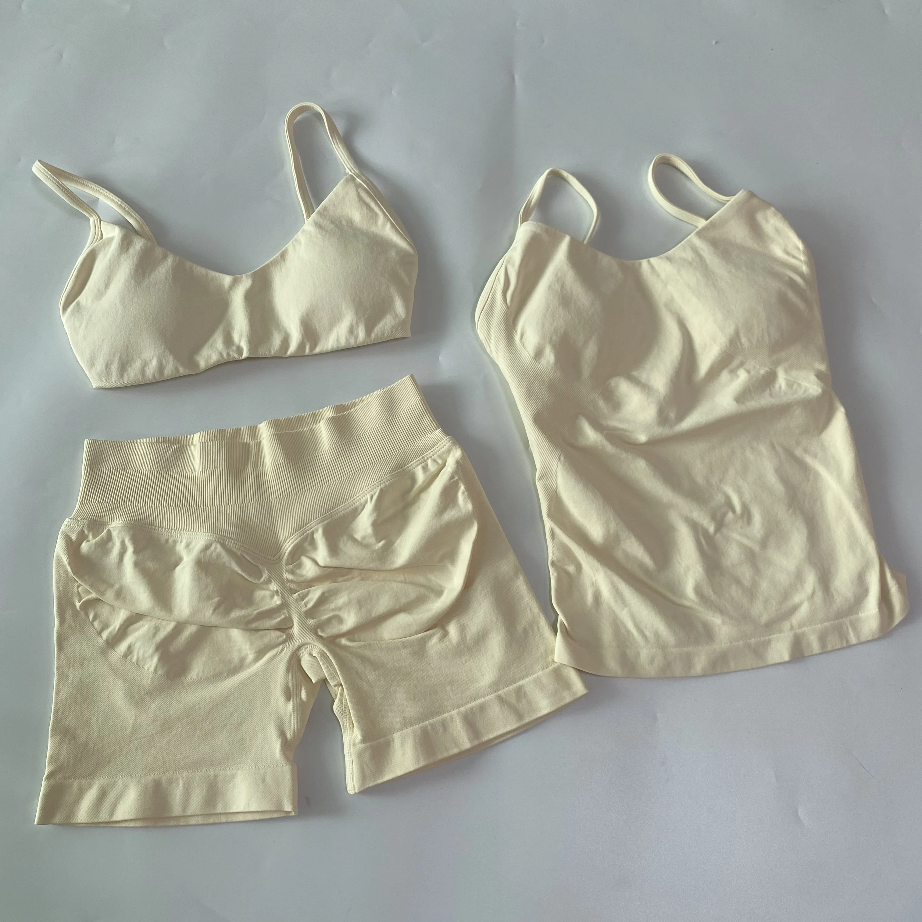 3-teiliges Set für Damen: Sport-BH mit Rundhalsausschnitt + Oberteil + hochtaillierte Yoga-Shorts mit Scrunch-Effekt, Fitness-Workout-Set, Sportbekleidung, Activewear – Detail 6
