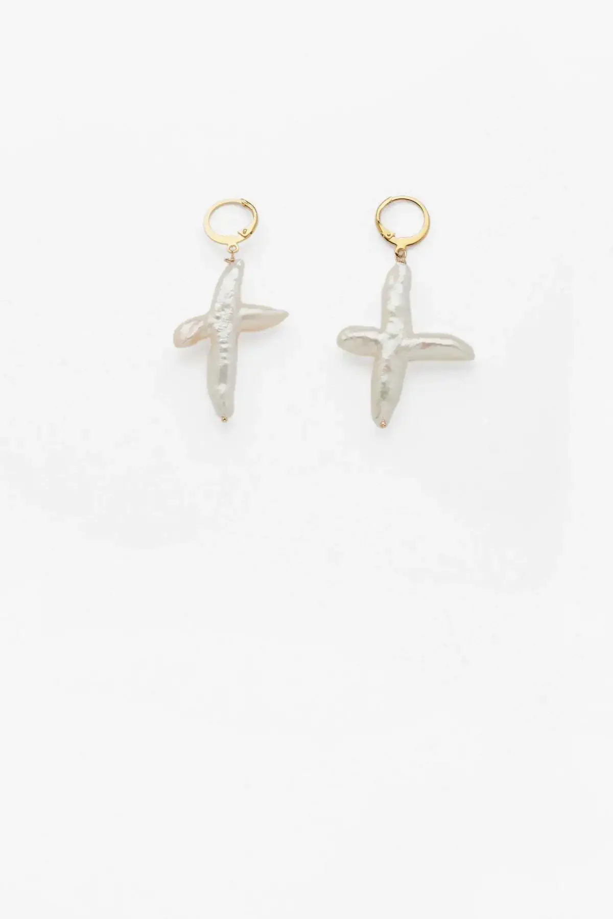 Instagram blogger\'s natural cross shape freshwater pearl earrings with copper gold-plated design feel