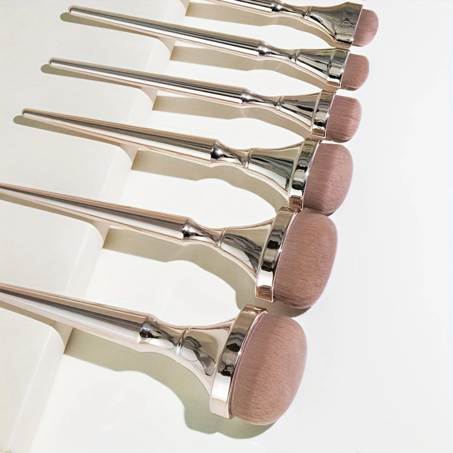 ชุดแปรงแต่งหน้ารูปไข่ระดับพรีเมียม 9 ชิ้น - ด้ามจับชุบไฟฟ้า ไร้แอลกอฮอล์ ทุกสภาพผิว - ของขวัญสําหรับผู้หญิงในอุดมคติ