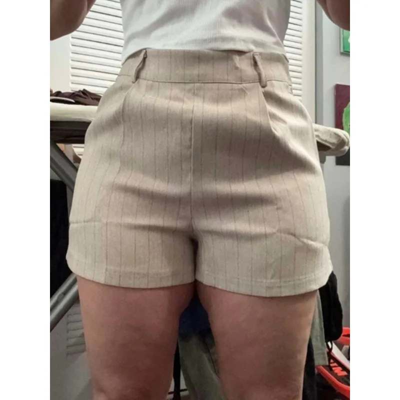 Shorts rayés beiges pour femmes, plissés et ajustés, parfaits pour le travail, les réunions du week-end et les looks tendance
