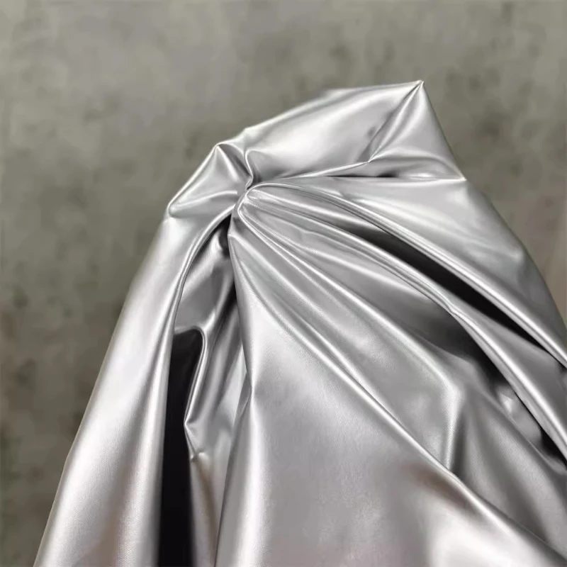 

Металлик, серебро, глянцевая ткань из искусственной кожи, текстура кожи акулы, металлизированная пленка, пуховики, стеганые пальто, дизайнерский текстиль