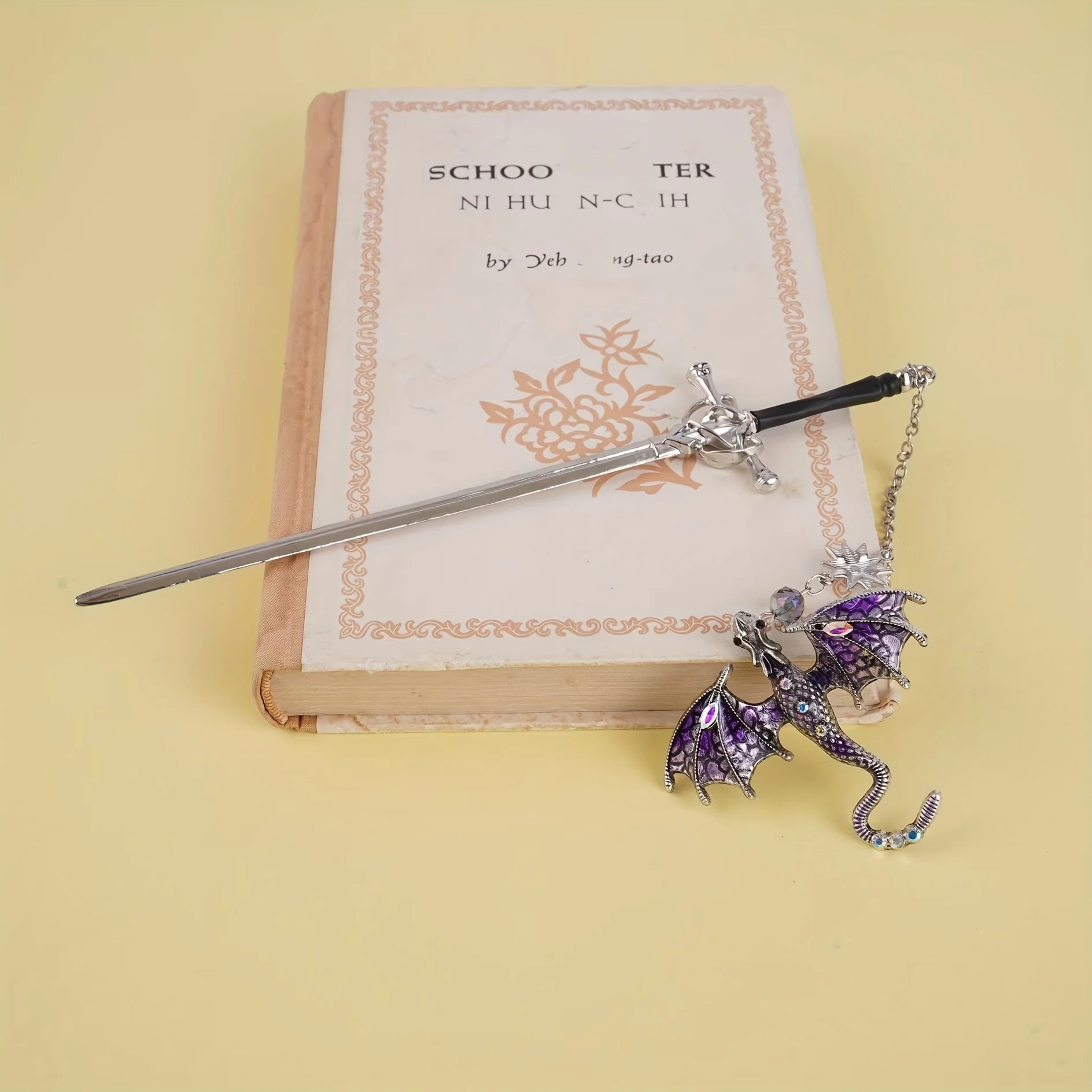 قطعة واحدة من إشارة مرجعية من سبائك السيف التنين، هدية عيد ميلاد لمحبي الكتب والقراء، قلادة دودة الكتب الخيالية باللون الفضي والذهبي