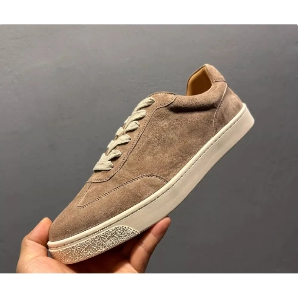 

Премиальные бежевые замшевые кроссовки – неподвластная времени роскошь, мягкий комфорт и классический стиль для современных мужчин