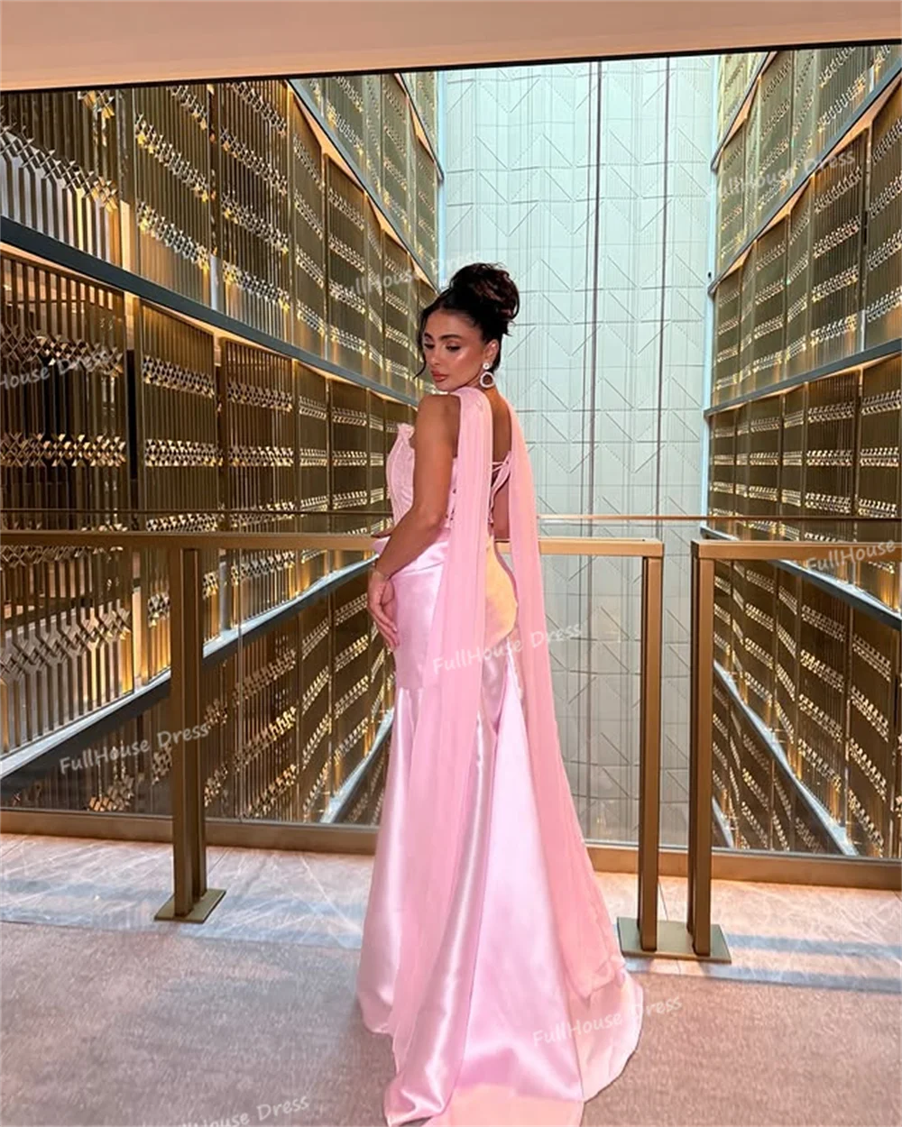 فستان سهرة أنيق مصنوع حسب الطلب بياقة قارب من الدانتيل وأربطة من الخلف وغمد مثير بطيات بطول الأرض فستان سعودي مع قطار