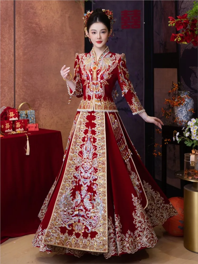 Das neue Hochzeitskleid im chinesischen Stil ist schwer und elegant, um das Toast zu halten.