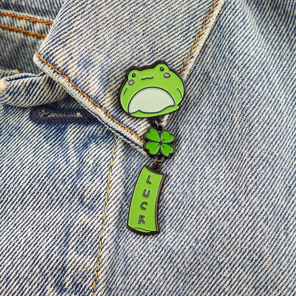 Niedliche grüne Frosch-Windspiel-Brosche, vierblättriges Kleeblatt, hängende Quastenkette, Anstecknadel, Glücksbringer, Kawaii-Glücksamulett, Schmuckgeschenk – Detail 5