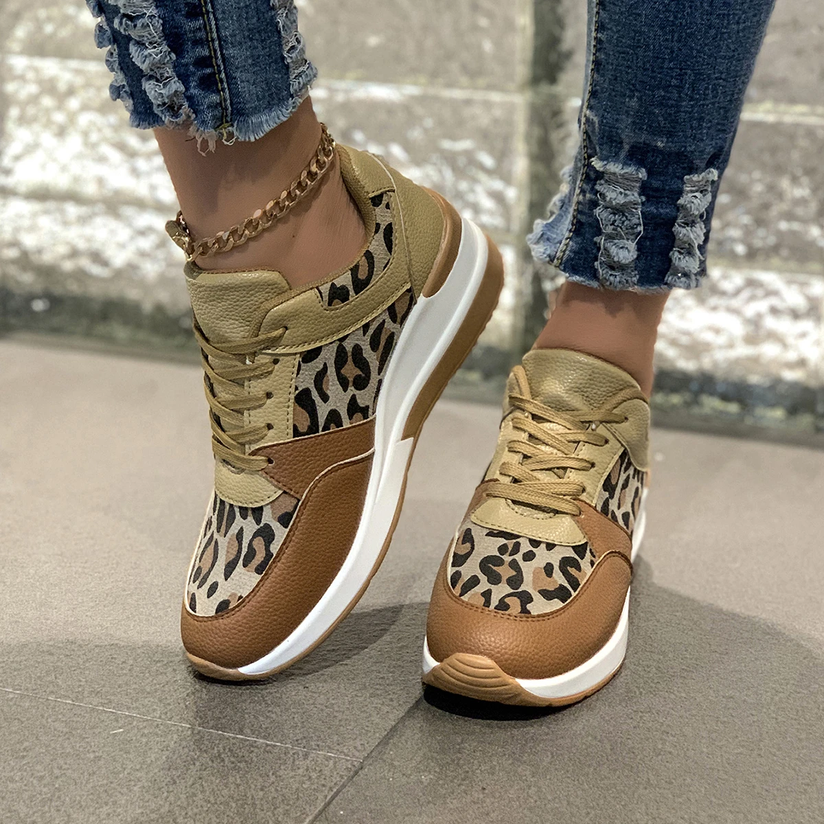 Sneakers da donna 2024 primavera autunno moda leggera Casual scarpe firmate poco profonde mocassini da esterno scarpe Sneakers Plus Size