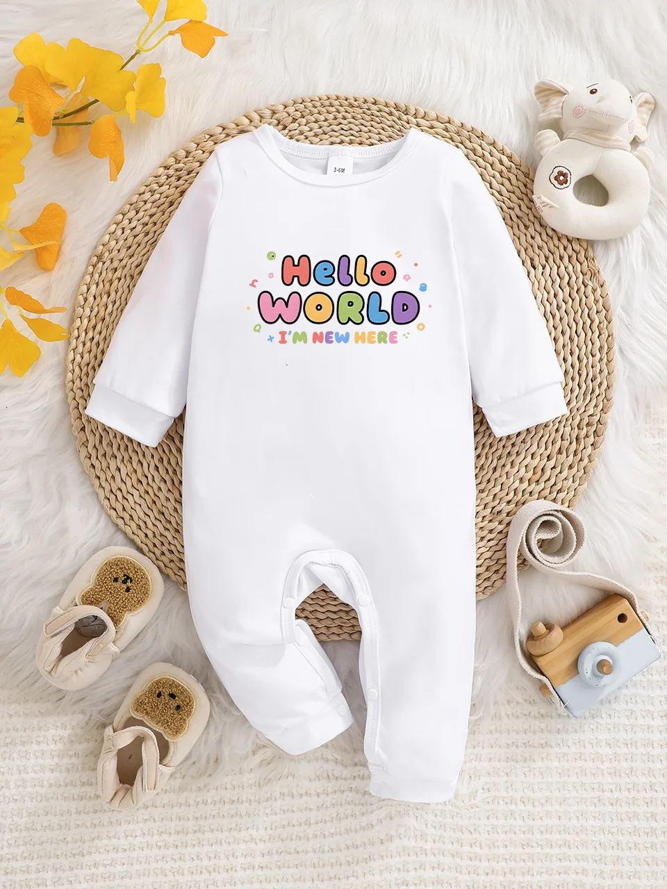 

A baby long-sleeved onesie with interesting letter prints. It features a buttoned design for easy putting on and taking off, and