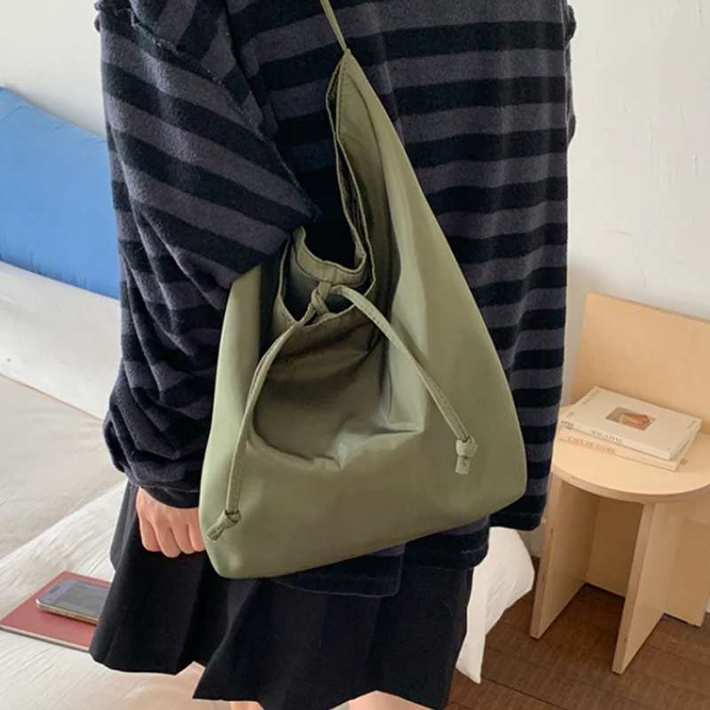 Koreanische Nylon-Schultertasche mit großem Fassungsvermögen, einfarbig, modisch, lässig, Pendler-Einkaufstasche, neue leichte, weiche Damenhandtasche – Detail 14