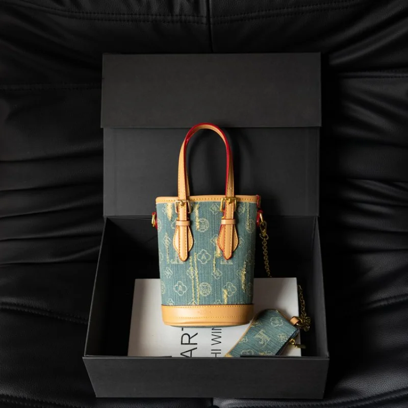 

Designer Women's Shoulder Bag In Elegant Leather Finish Classic Style With Luxury Brand Guarantee
