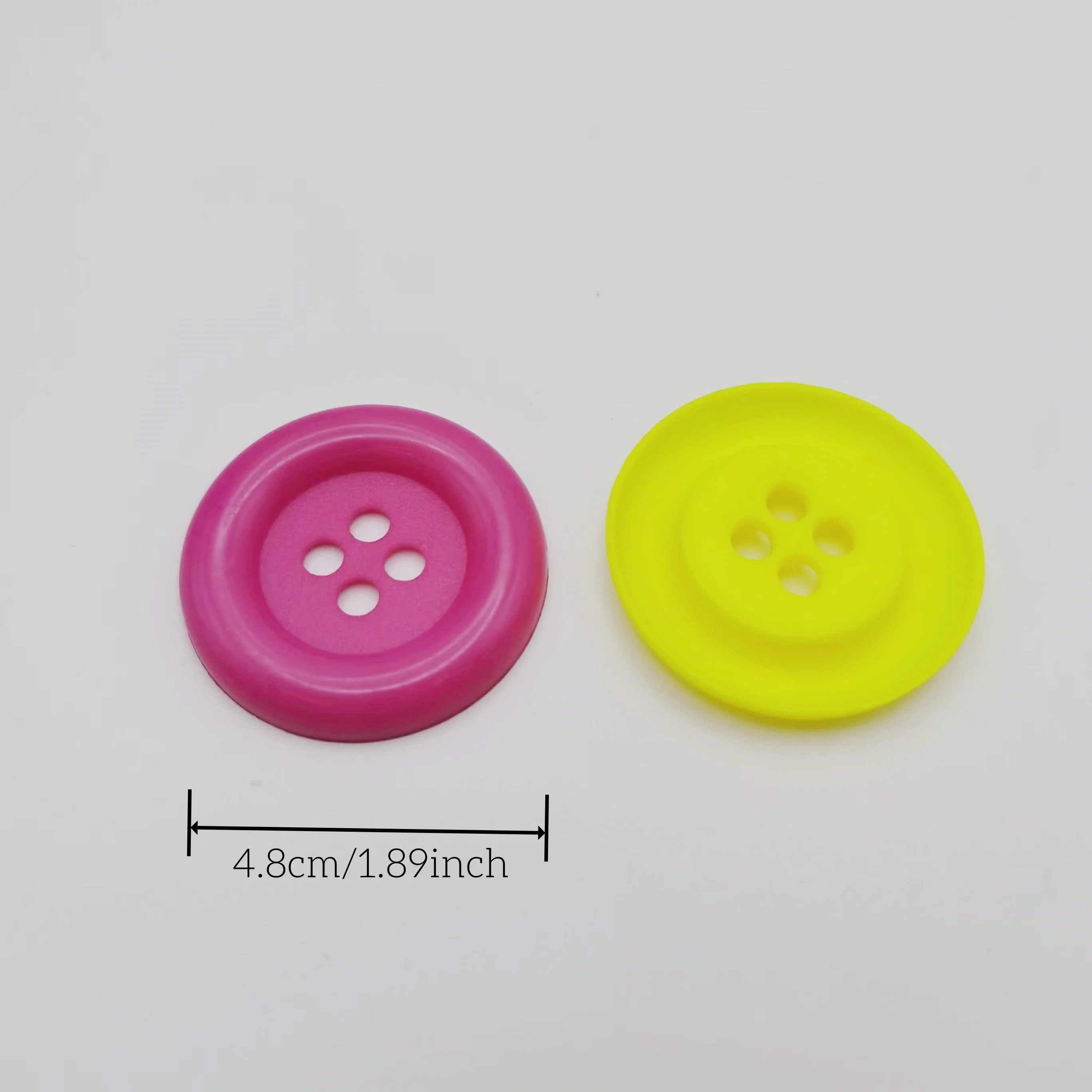 50 Stück gemischte 48mm große runde Plastikknöpfe mit 4 Löchern für DIY-Bastelarbeiten, Scrapbooking, Kartenherstellung, Dekorationen, Nähzubehör – Detail 2