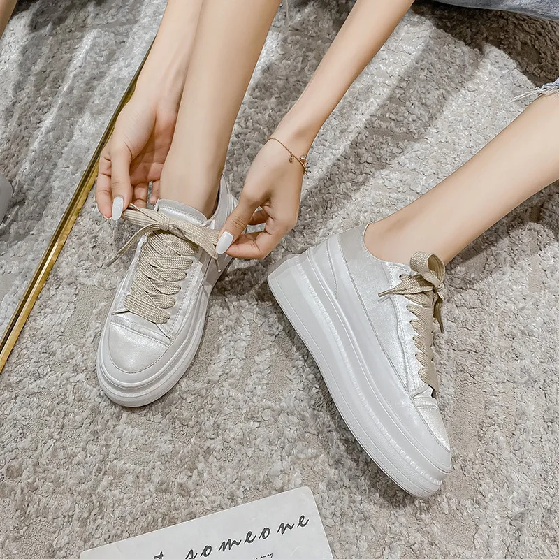 Small group shoes with thick soles and high inner height women\'s new spring 2023 sponge cake versatile casual canvas shoes