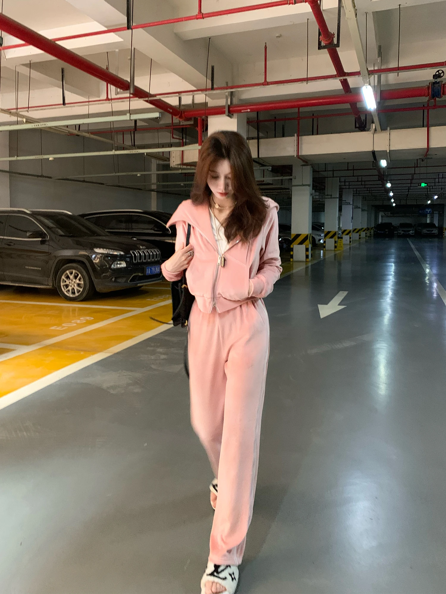 

Новый осенний комплект из двух предметов: топ с капюшоном на двойной молнии и бархатные брюки оранжево-розового цвета, повседневный, облегающий, из бархата, модный комплект