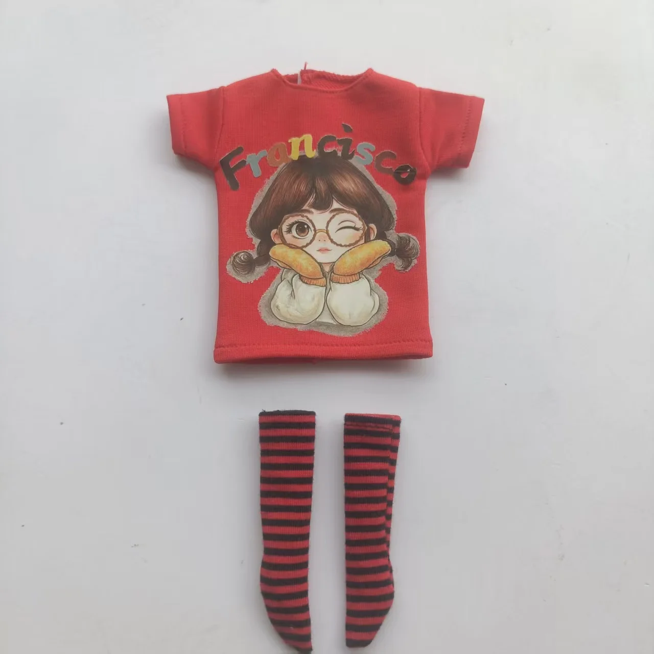 Handgefertigte OB24 1/6 Puppenkleidung, Cartoon-Print Kurzarm-T-Shirt + gestreifte Socken, kann als Zubehör für 1/6 Puppen verwendet werden. – Detail 15