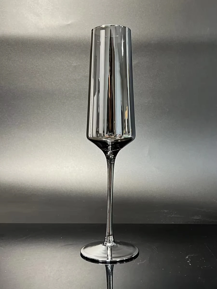 

Эксклюзивные бокалы для шампанского, красного вина, виски и бренди из дымчатого серого хрусталя. Декоративные стаканы для особых случаев.