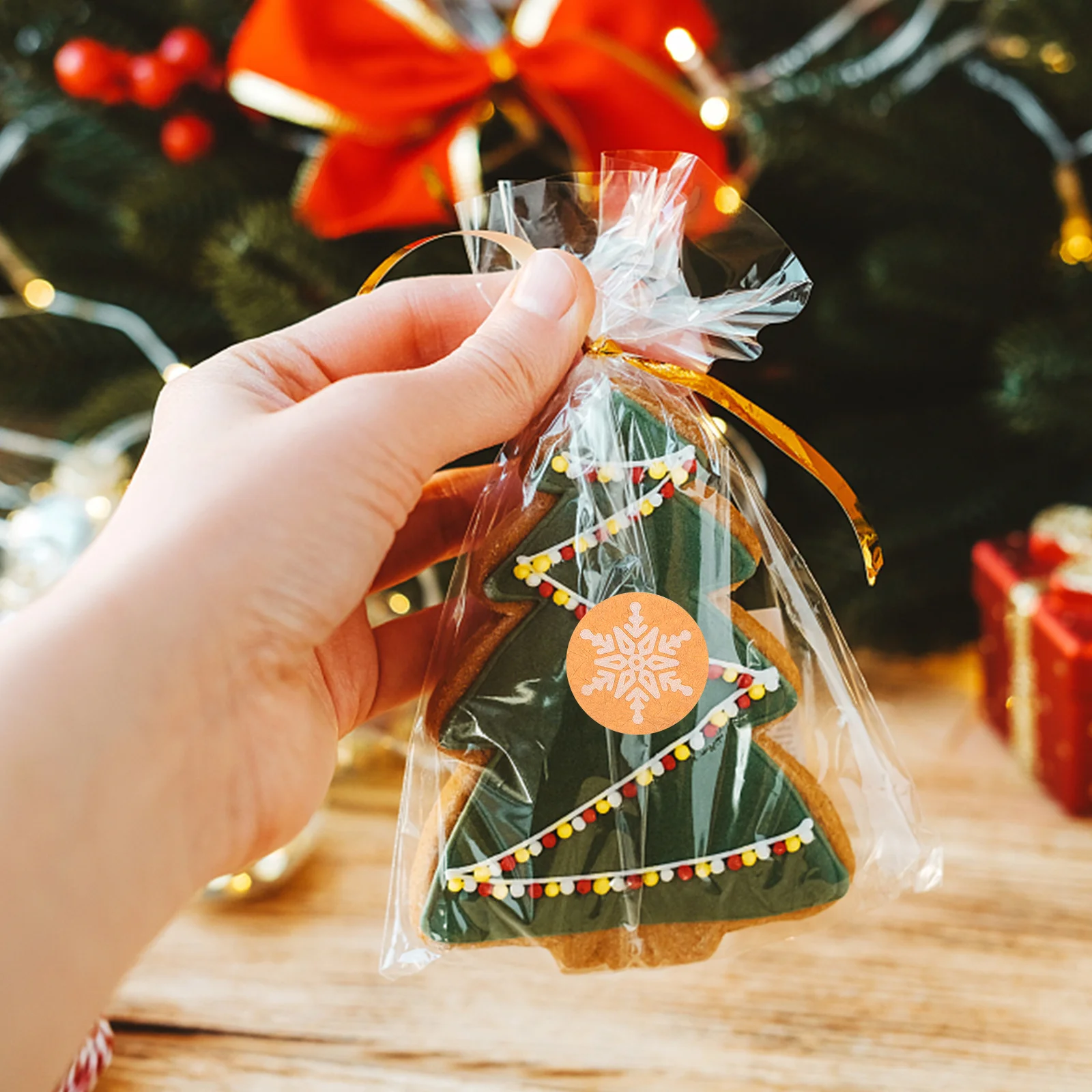 

500Pcs Xmas Snowflake Stickers Strong Adhesive DIY Sealing Labels for Christmas Gift Biscuit Bag Wrapping Decorations