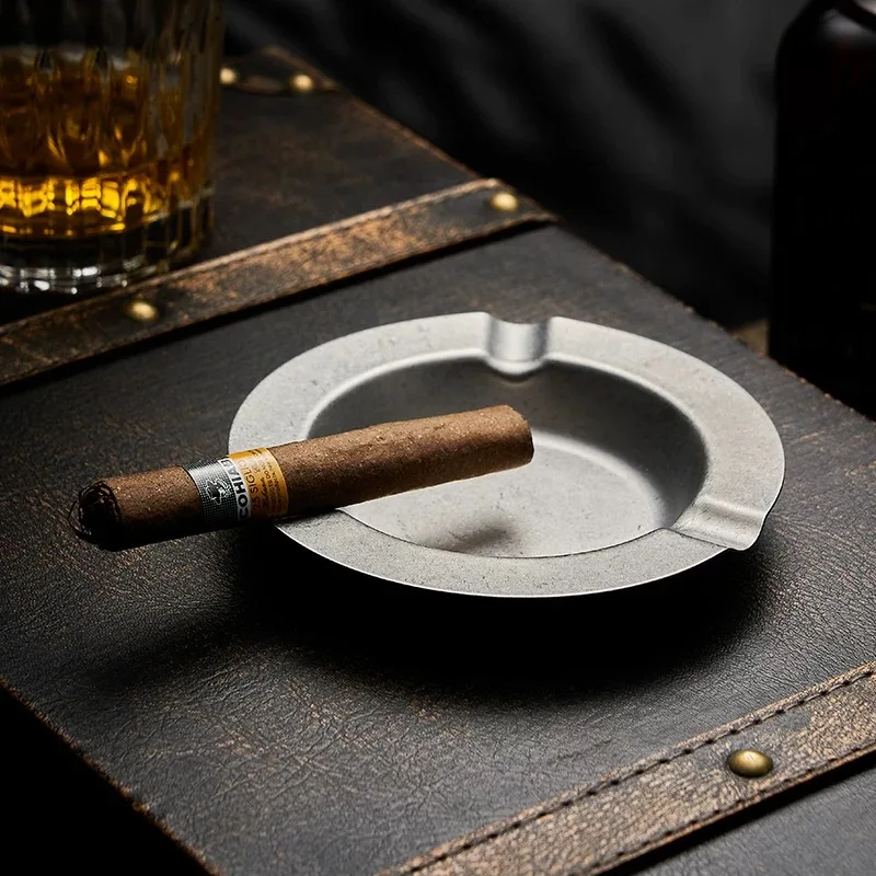 Retro Nostalgic Stainless Steel Cigar Ashtray for Home and Outdoor Use, Convenient and Creative, Metal with a High-End Feel, 1 Piece