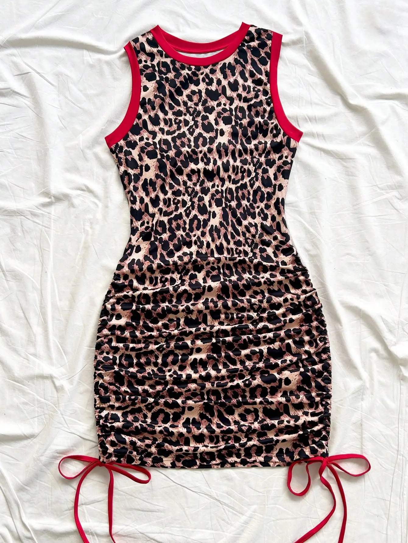 

Мини-платье без рукавов с леопардовым принтом, красной отделкой и завязками по низу