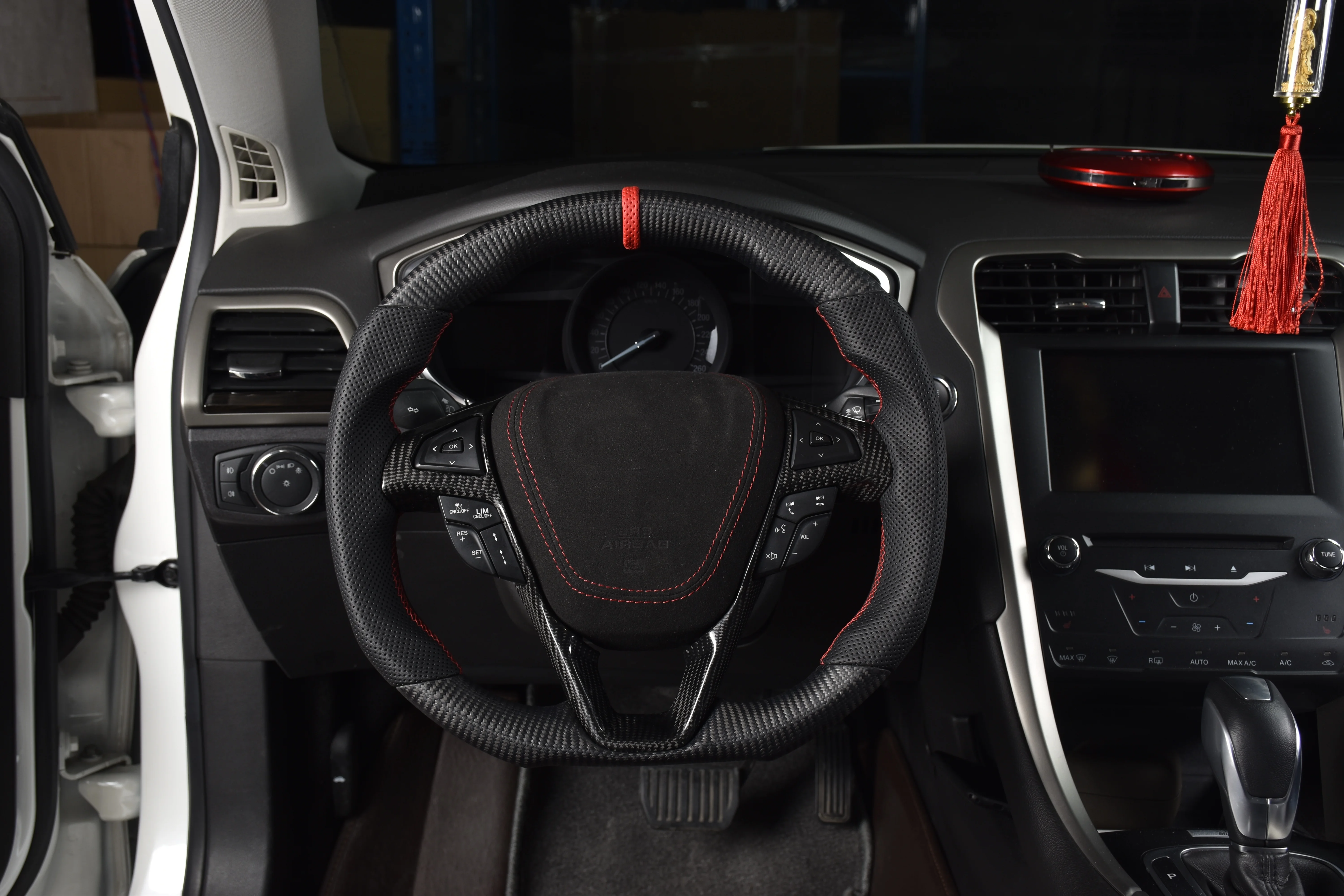 YLA رائجة البيع عجلة القيادة من ألياف الكربون لملحقات سيارات فورد