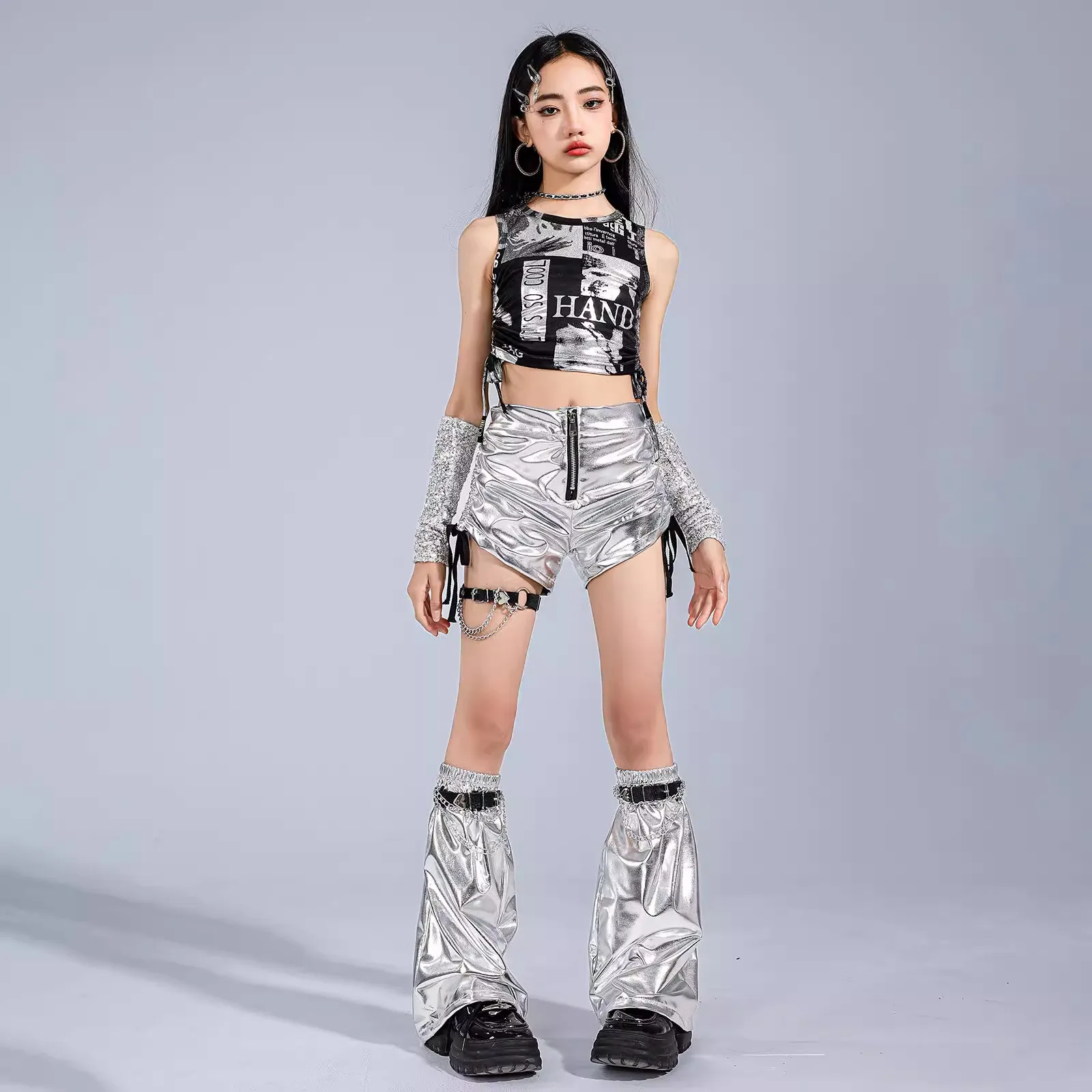Ropa de Hip Hop Kpop para chico, camiseta sin mangas corta con cordones y estampado negro, pantalones cortos metálicos plateados con lazo lateral para niña, traje de baile callejero