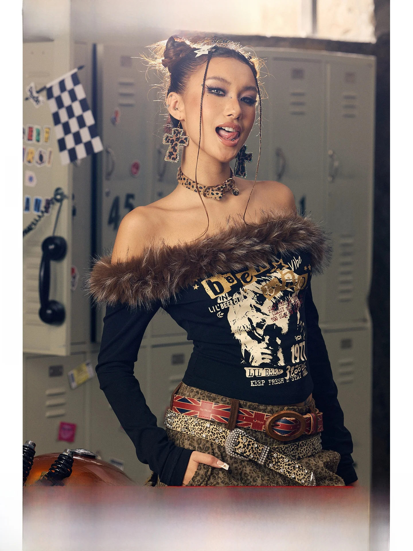 

Футболка BeerBro Spicy Girl Fla Poer с принтом и пэчворком, длинными рукавами, облегающего кроя, из смеси хлопка и полиэстера, с абстрактным узором.