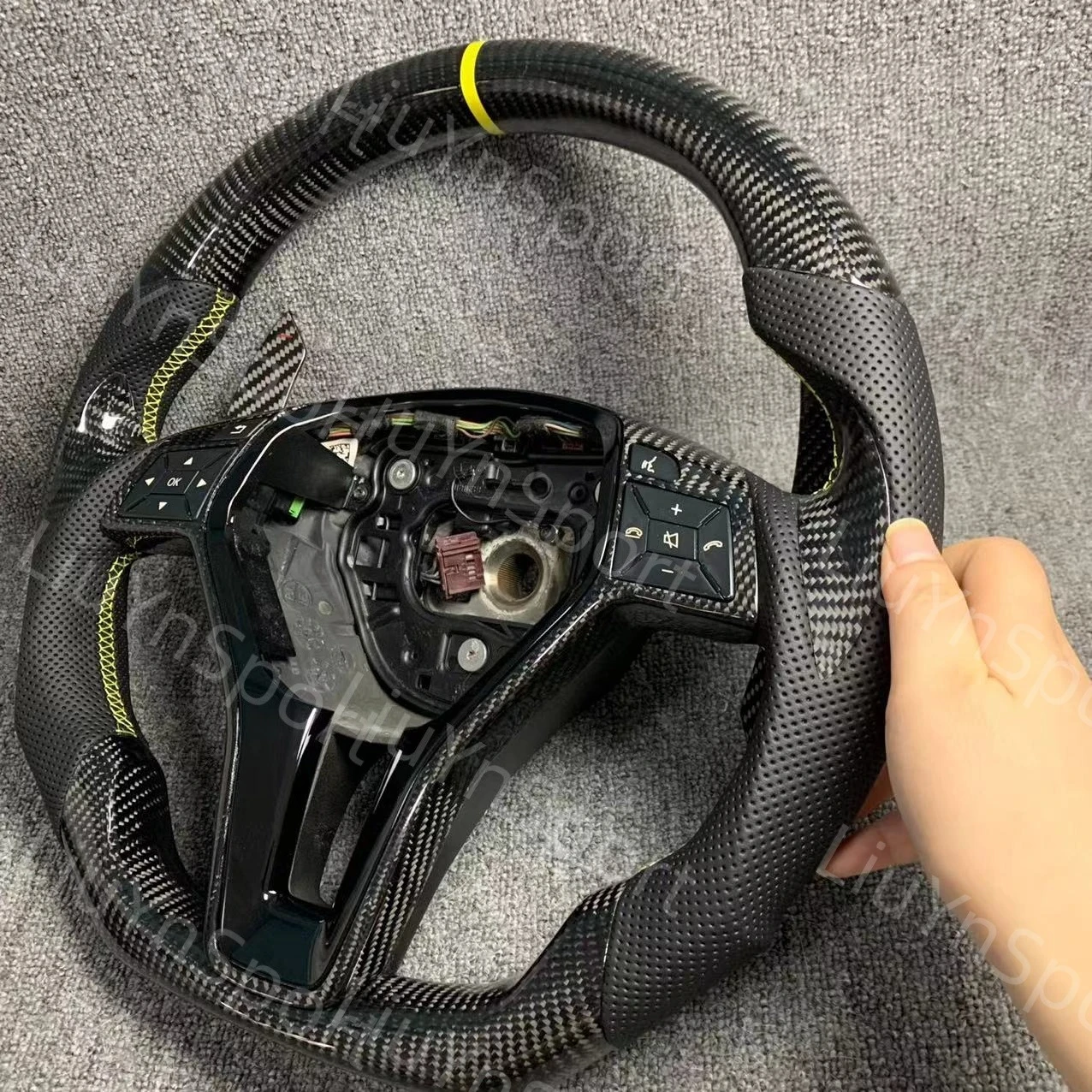 Kohlefaser-Lenkrad mit schwarzen Paddelschalthebeln für Mercedes-Benz GLA GLC GLE CLA AMG GLK GLS W204 W218 – Detail 3