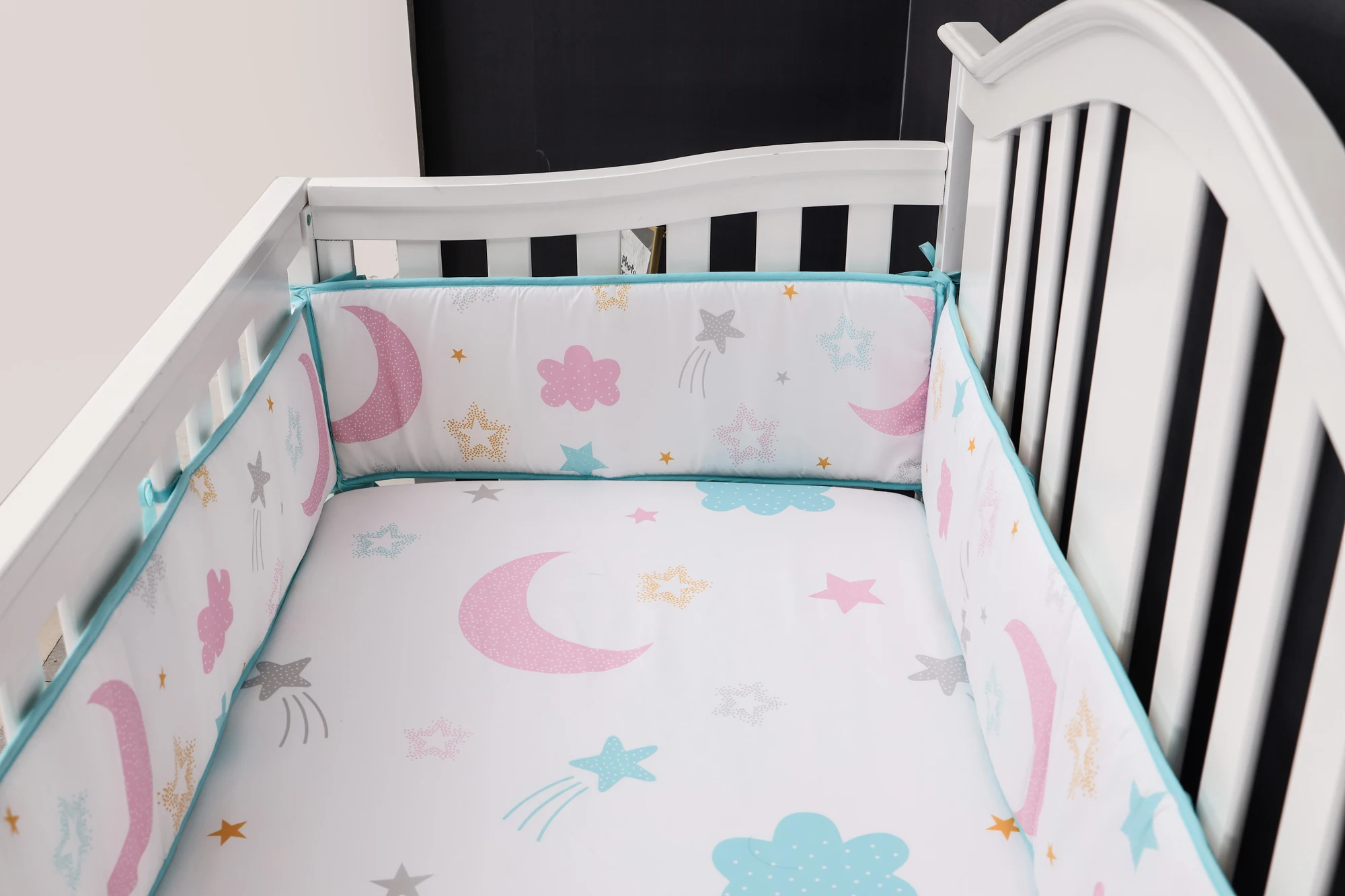 Pelindung Bantalan Bumperless Liner Tempat Tidur Bayi Baru Lahir Serat Mikro Desain Bulan dan Bintang untuk Anak Laki-laki dan Perempuan