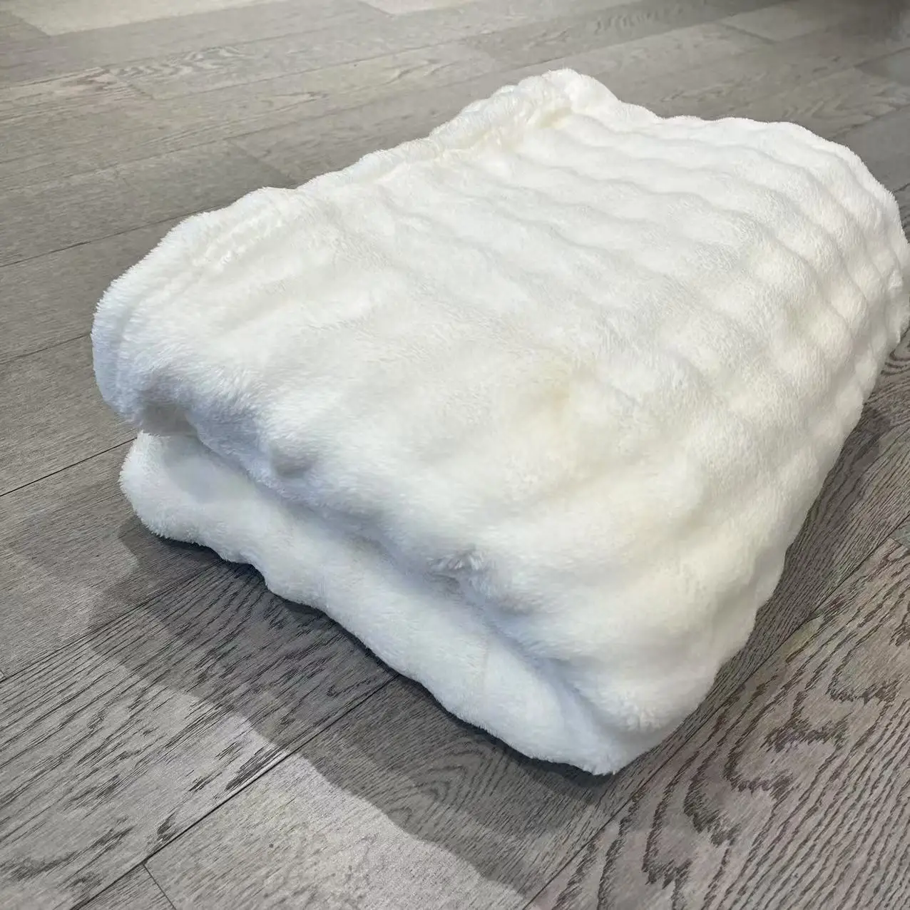 Modern Home Decor Ready-to-Ship Bubble Sofa Bed Blanket Four Season Wearable Soft White Raschel Knitted Textured Waffle Throw