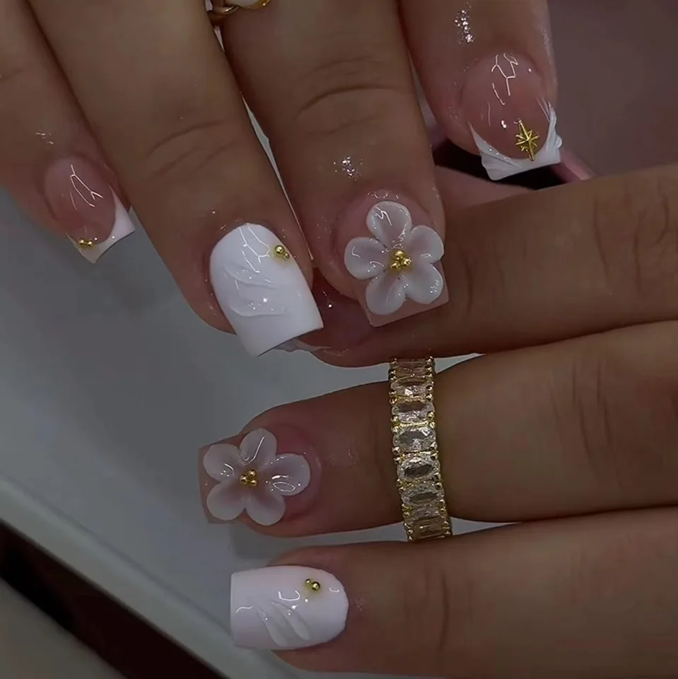 24 uñas postizas francesas cortas estilo ballet con flores y franja dorada, set desmontable