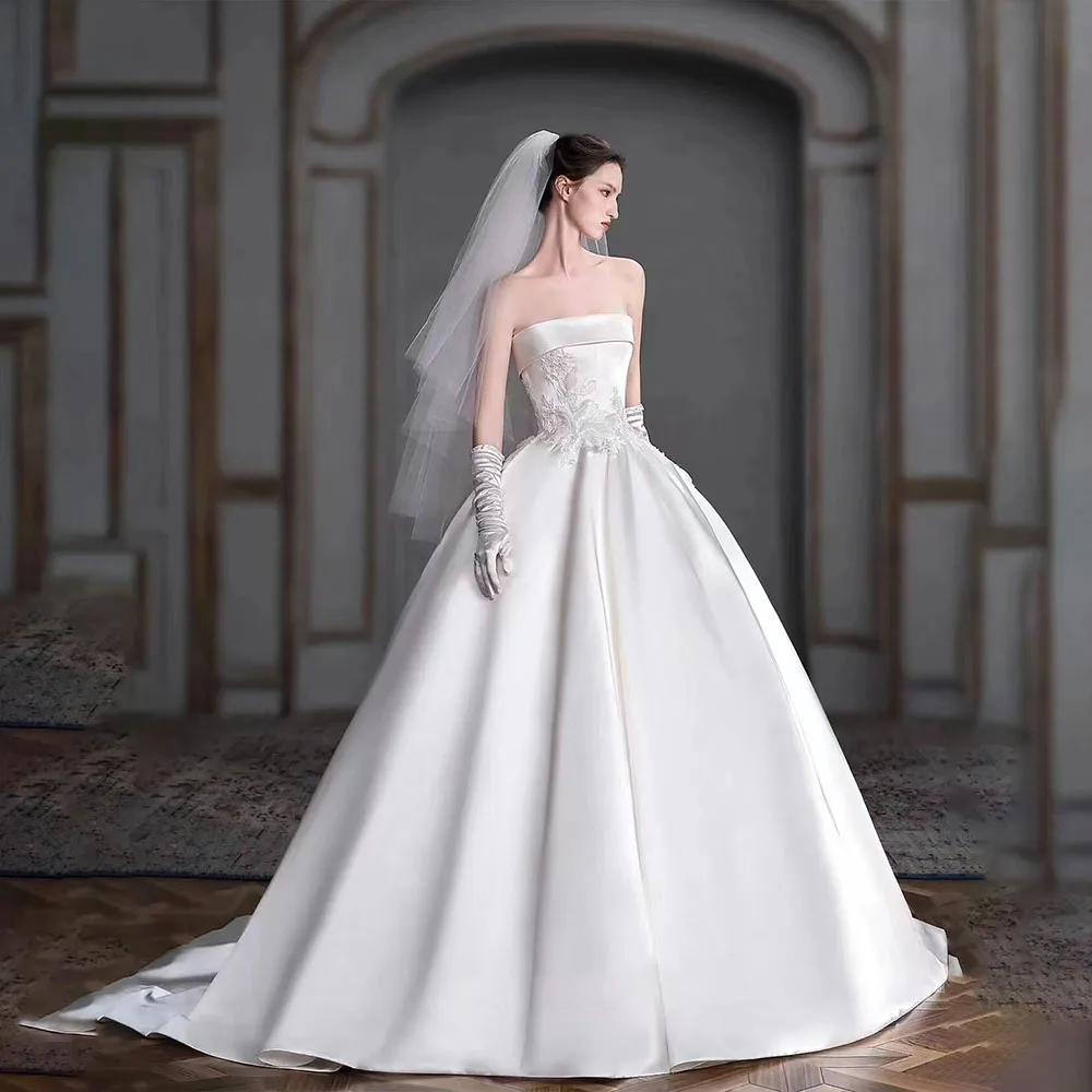 Hochwertiges Satin-Ballkleid-Brautkleid für Frauen, trägerloses, ärmelloses Hochzeitskleid, maßgeschneiderte Prinzessin-Brautkleider